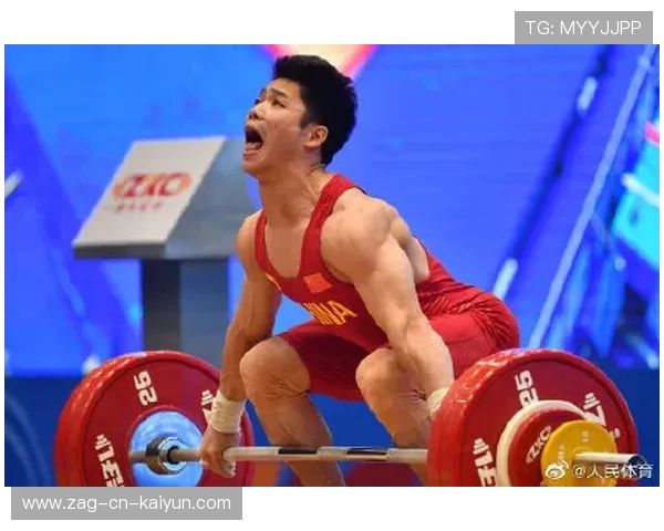 “举重赛事：高新体育中心赛场见证选手不屈的意志与爆发力”